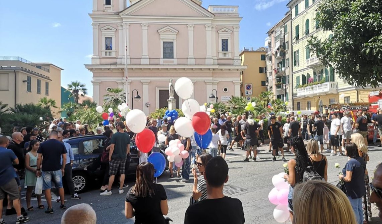 Genova, palloncini e rose bianche per l'ultimo saluto alla piccola Nora