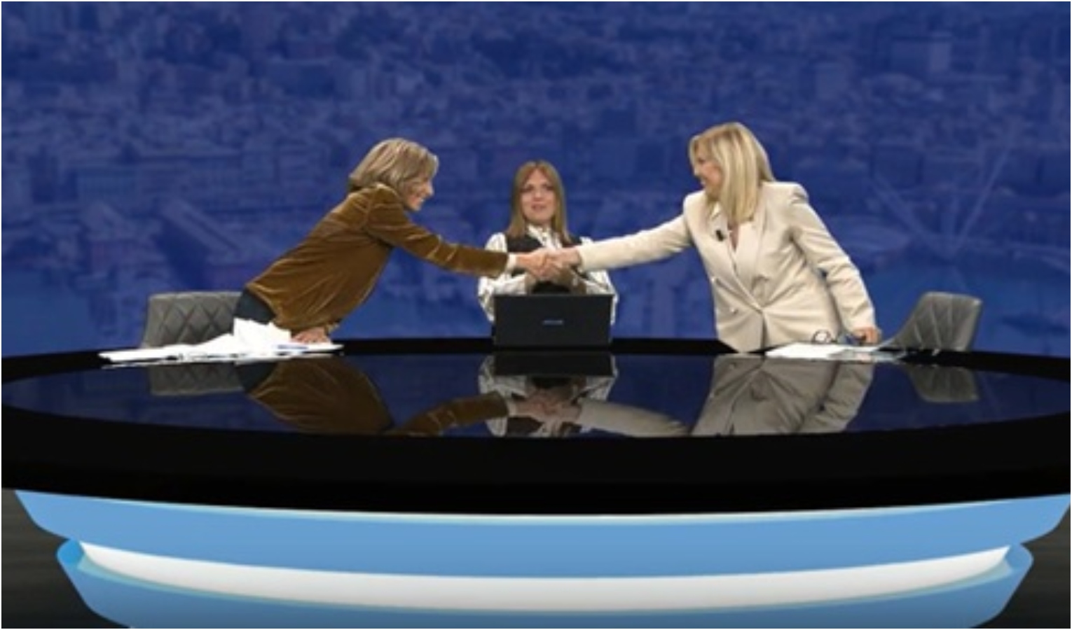 Laura Sicignano e Tiziana Notarnicola si stringono la mano a Primocanale