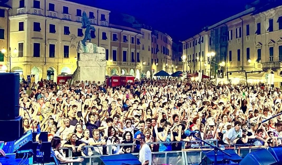 Migliaia di persone in piazza a Sarzana per la notte bianca