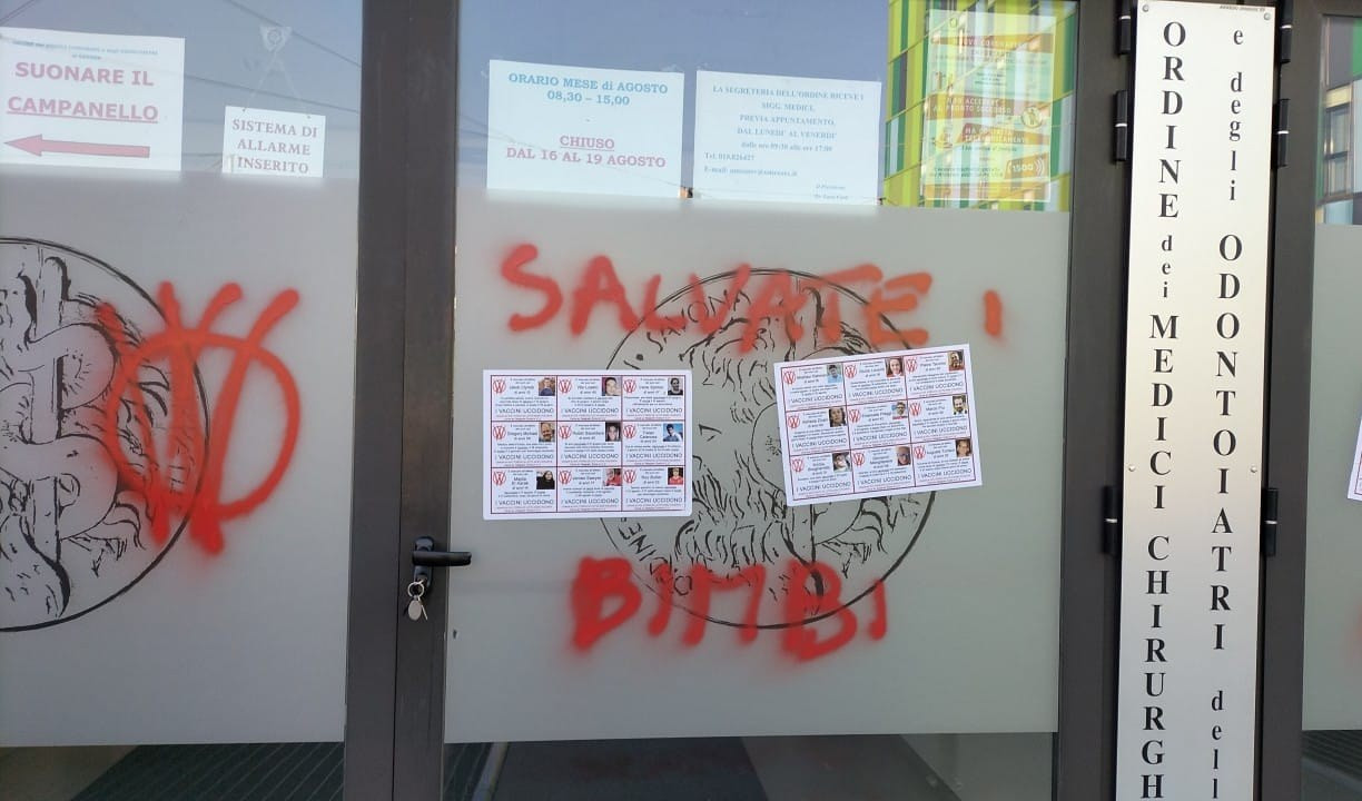 No vax imbrattano la sede dell'ordine dei medici di Savona: 