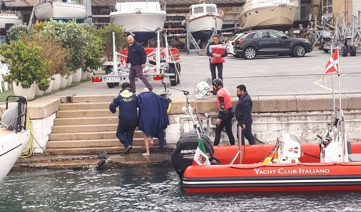 Genova, nuotatore in ipotermia: soccorso e salvato