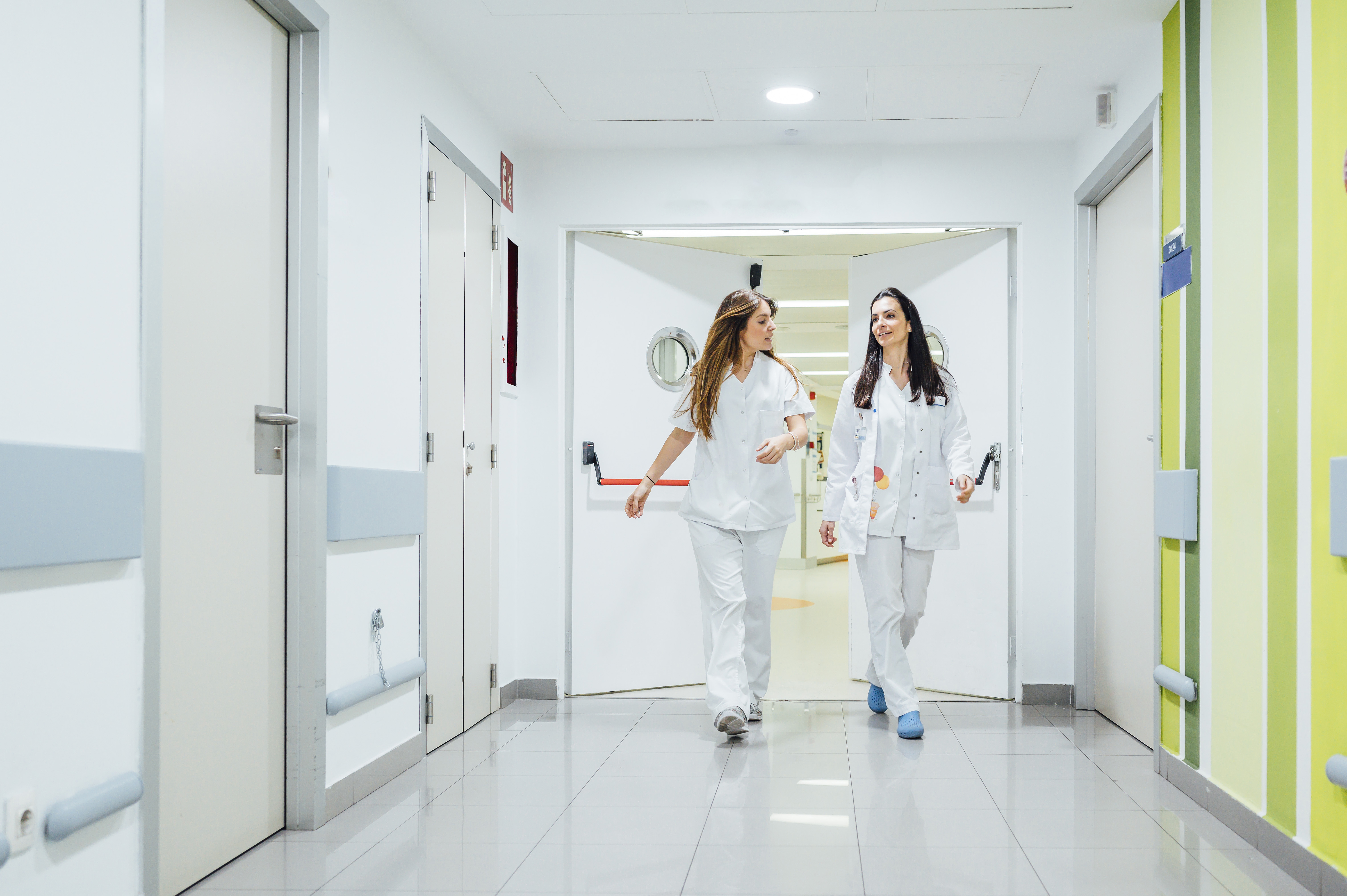 Due giovani infermiere in corsia ospedale