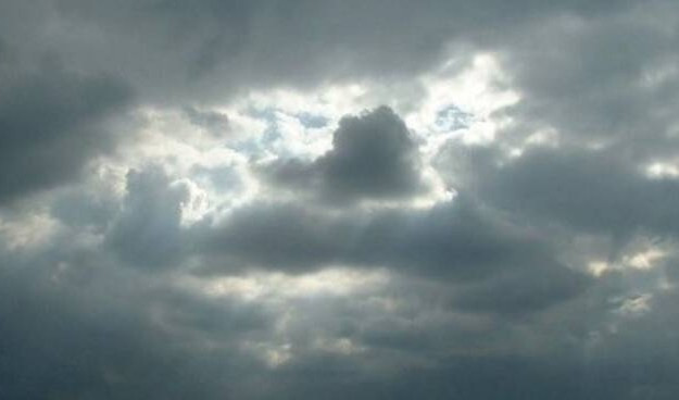 Meteo in Liguria, cielo coperto e vento di burrasca