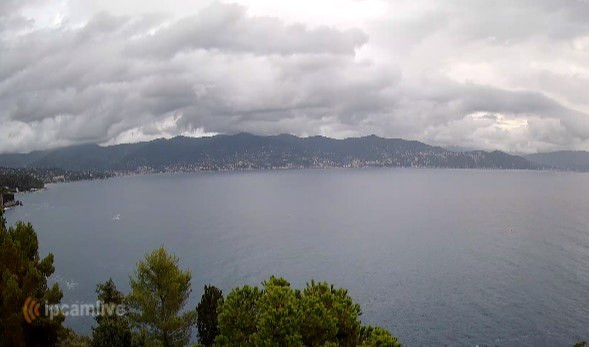 Meteo in Liguria, chiusura anticipata alle 13 per l'allerta gialla sul centro-Levante 