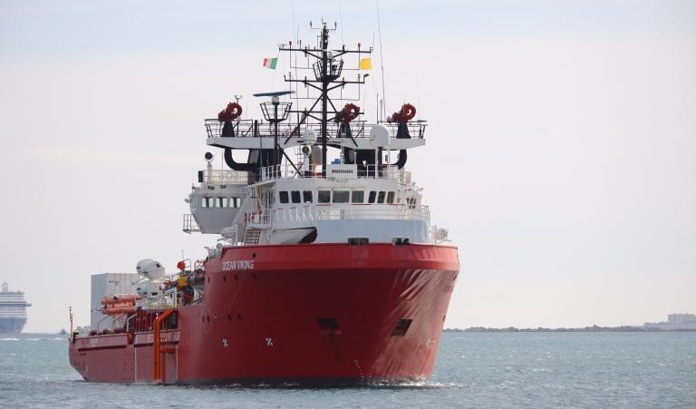 Attraccata a Savona la nave Ocean Viking, a bordo 33 migranti