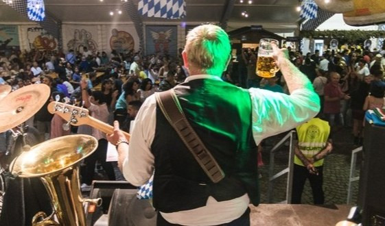 Oktoberfest a Genova, birra e musica in piazza della Vittoria fino al 25 settembre