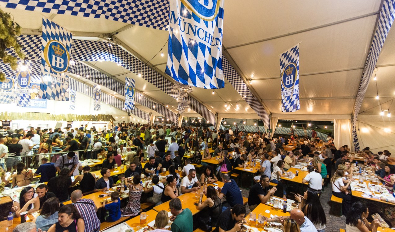 Ritorno in grande stile per l'Oktoberfest: oltre 100 mila visitatori a Genova per birra e brezel