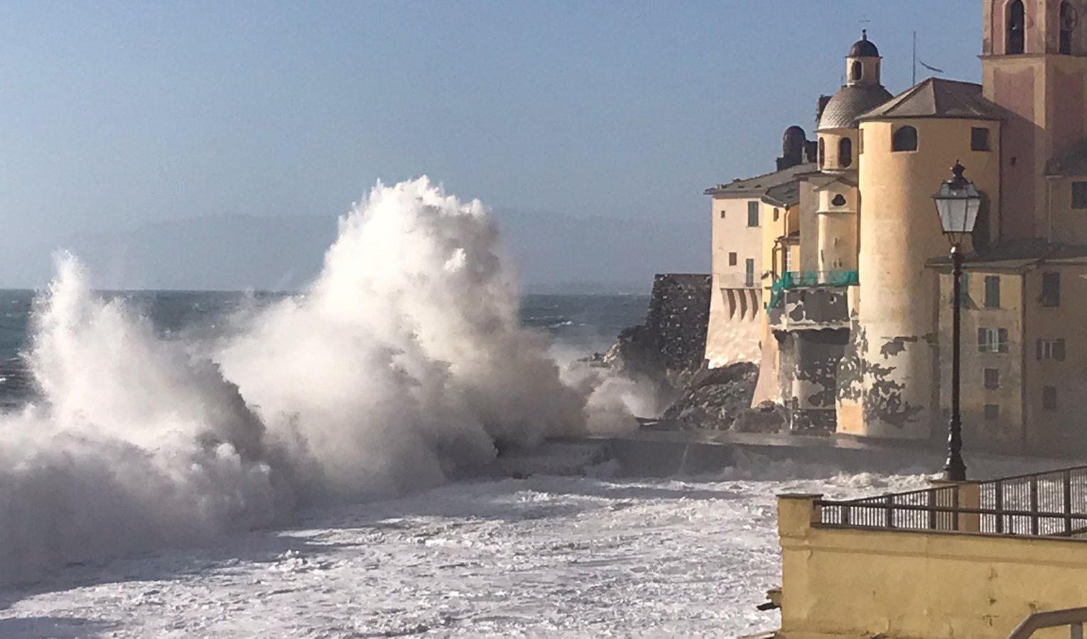 La mareggiata si 'mangia' il litorale ligure: strade chiuse e allagamenti