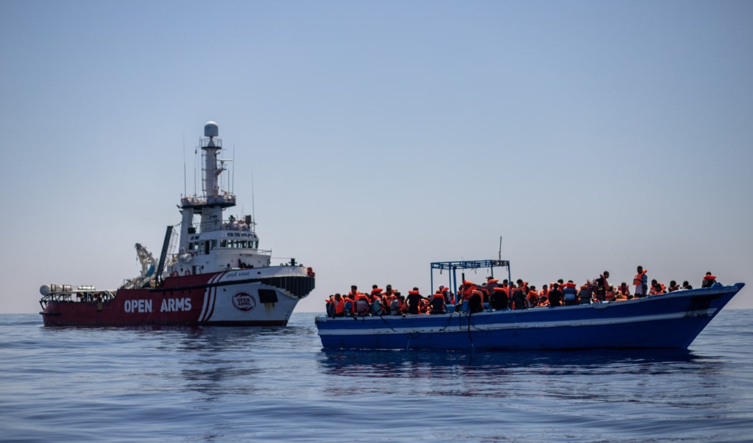 Open Arms con 178 migranti fa rotta verso Genova, oggi Piantedosi a Ventimiglia