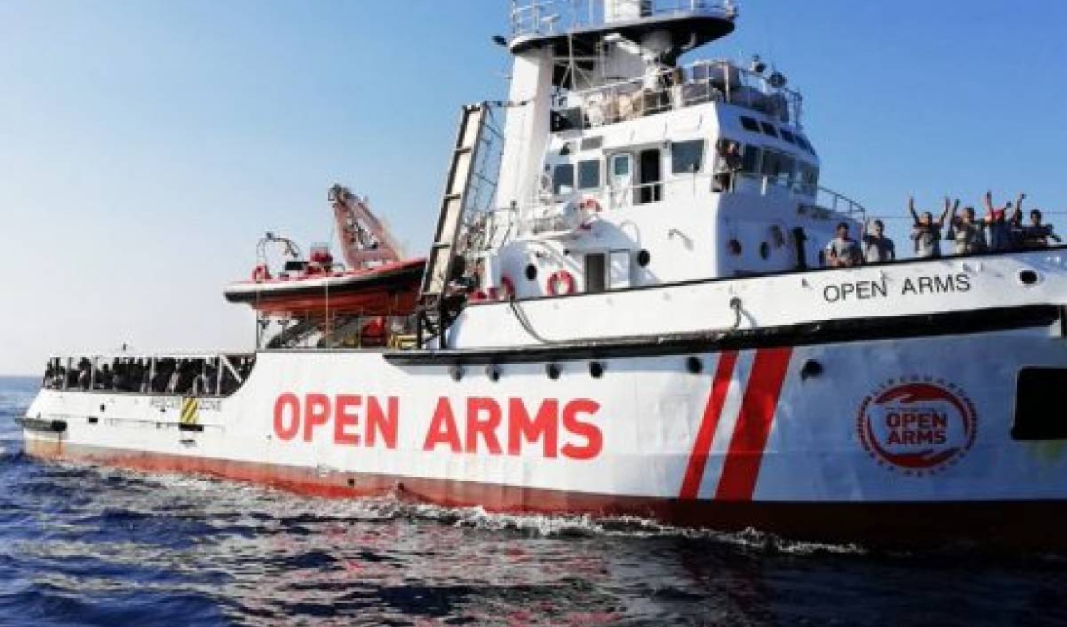 La nave ong Open Arms verso Genova, attraccherà a ponte Doria