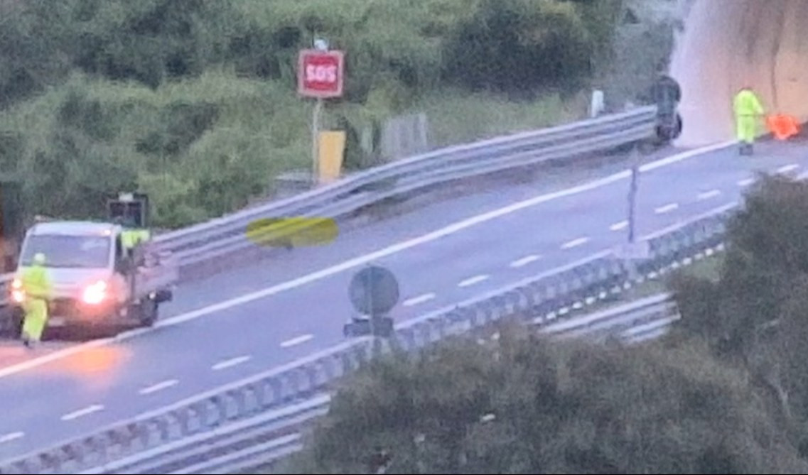 Le immagini da brividi degli operai che lavorano sulle autostrade