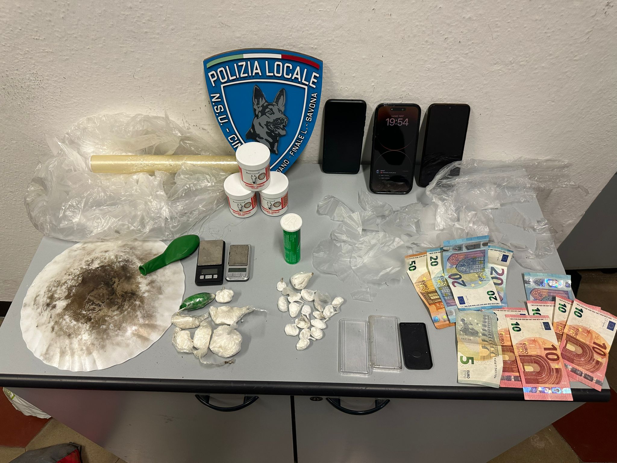Tagliavano la droga nel bosco, scoperto il laboratorio e arrestati due spacciatori