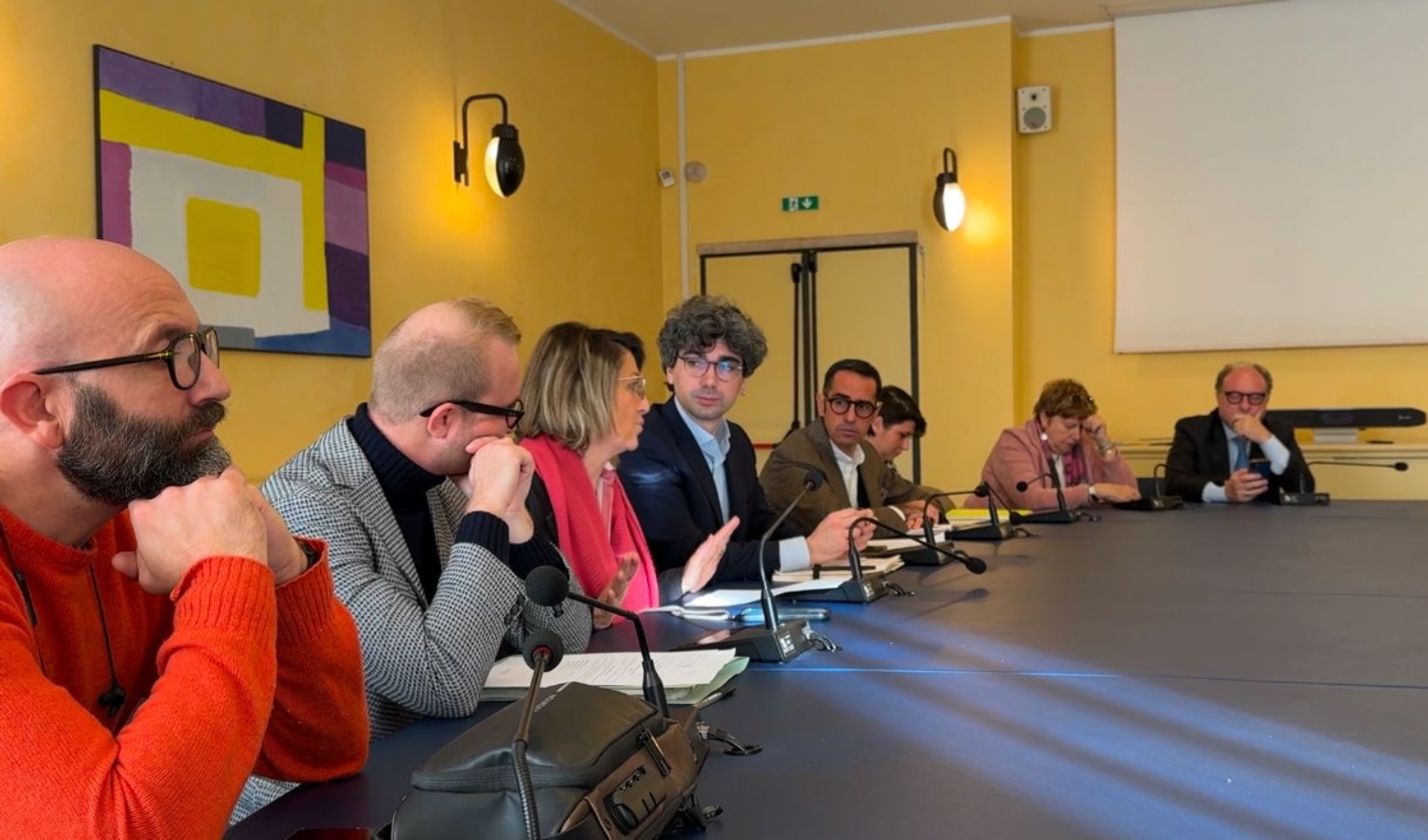 I consiglieri di opposizione in comune a Genova Diverse persone sedute a un tavolo tengono una conferenza stampa