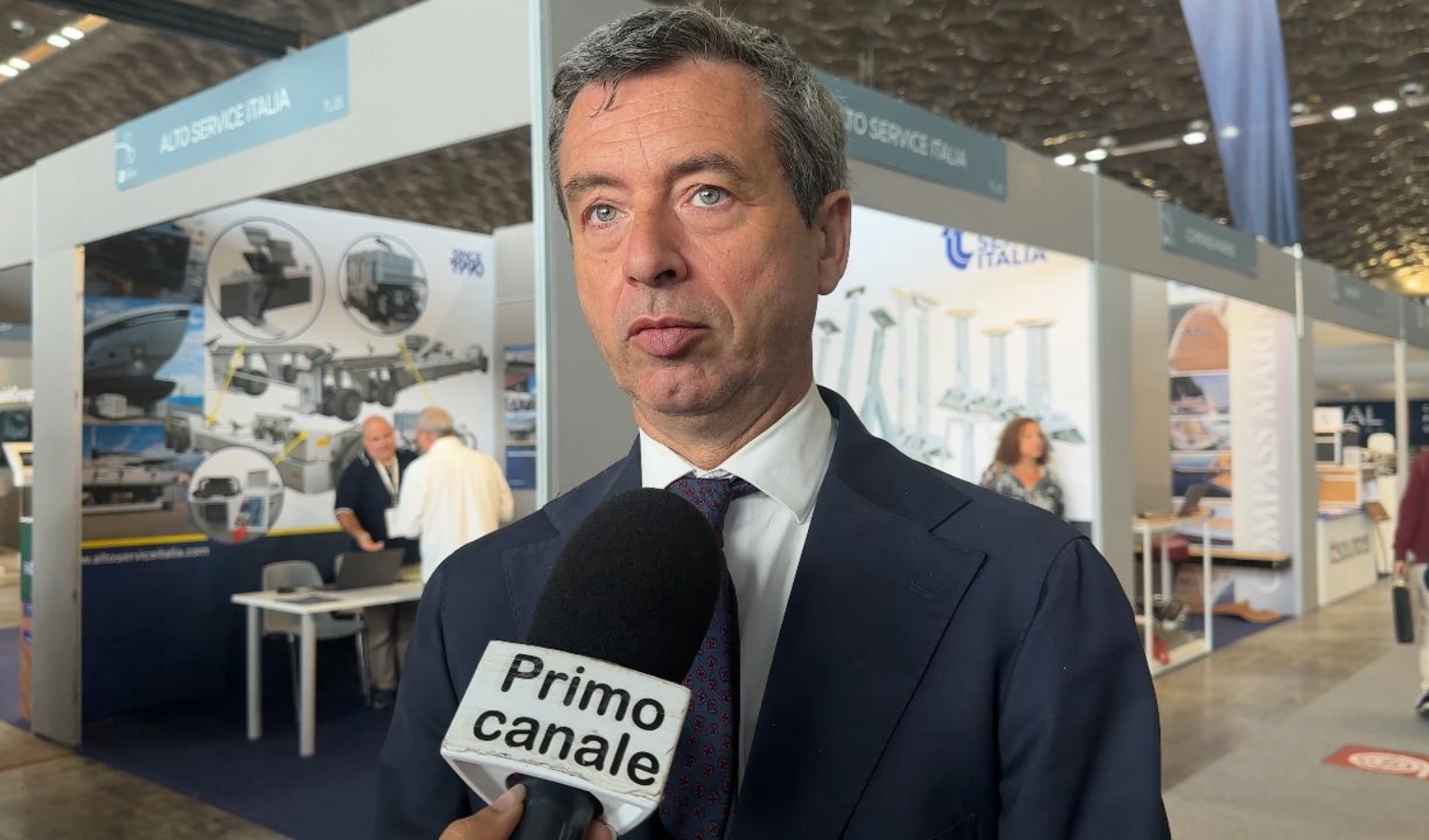 Il consigliere regionale del Partito Democratico Andrea Orlando Un uomo con gli occhi azzurri vestito in giacca e cravatta intervistato da una tv