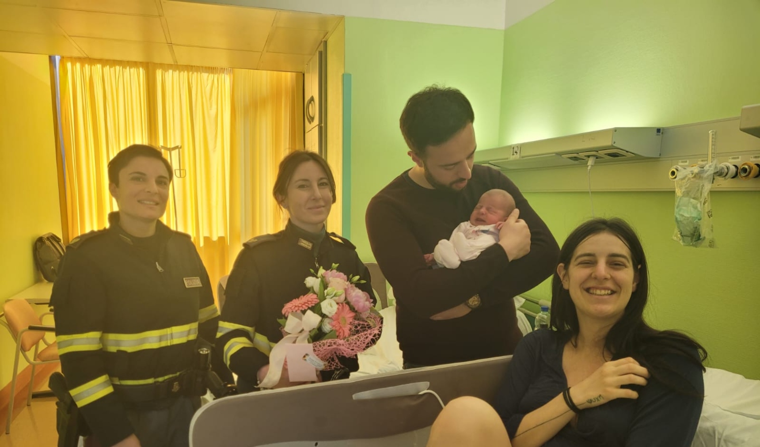 Savona, sta per partorire in autostrada: scortata dalla polizia in ospedale