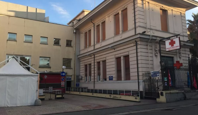 Auto si cappotta in via Melen, uomo all'ospedale in gravi condizioni