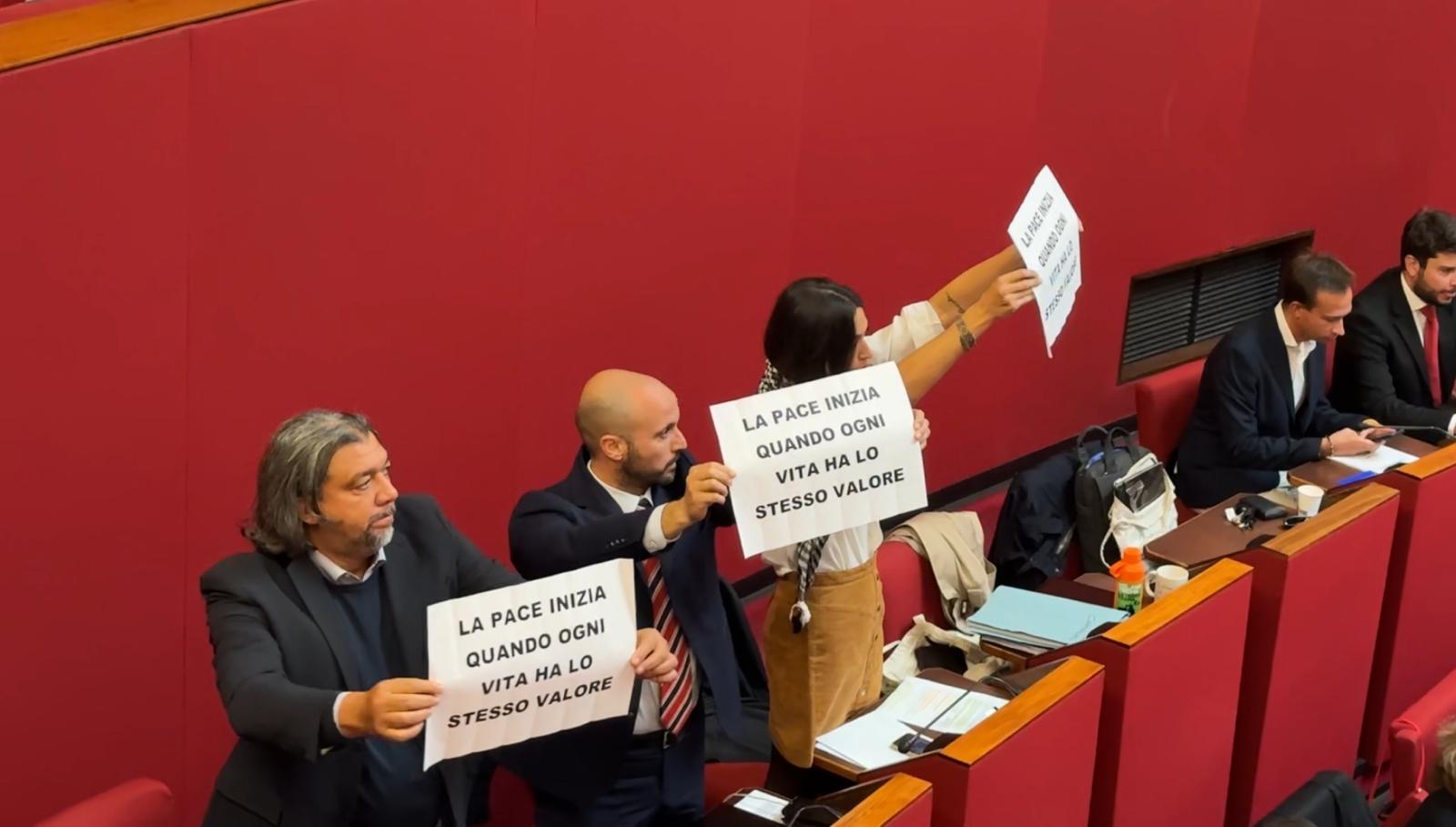 Anniversario 7 ottobre, a Genova minuto di silenzio in ricordo delle vittime israeliane e palestinesi