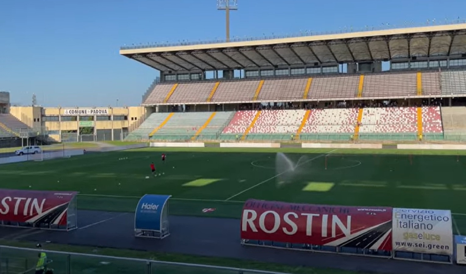 Uno stadio di calcio vuoto