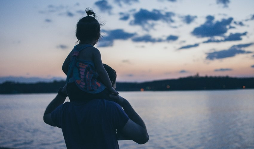 Papà separato prende porto d'armi, acquista pistola e si spara: soffriva la lontananza dalla figlia