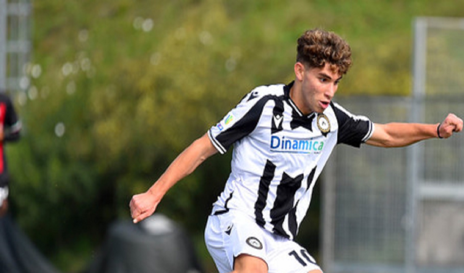 Un calciatore in maglia bianconera