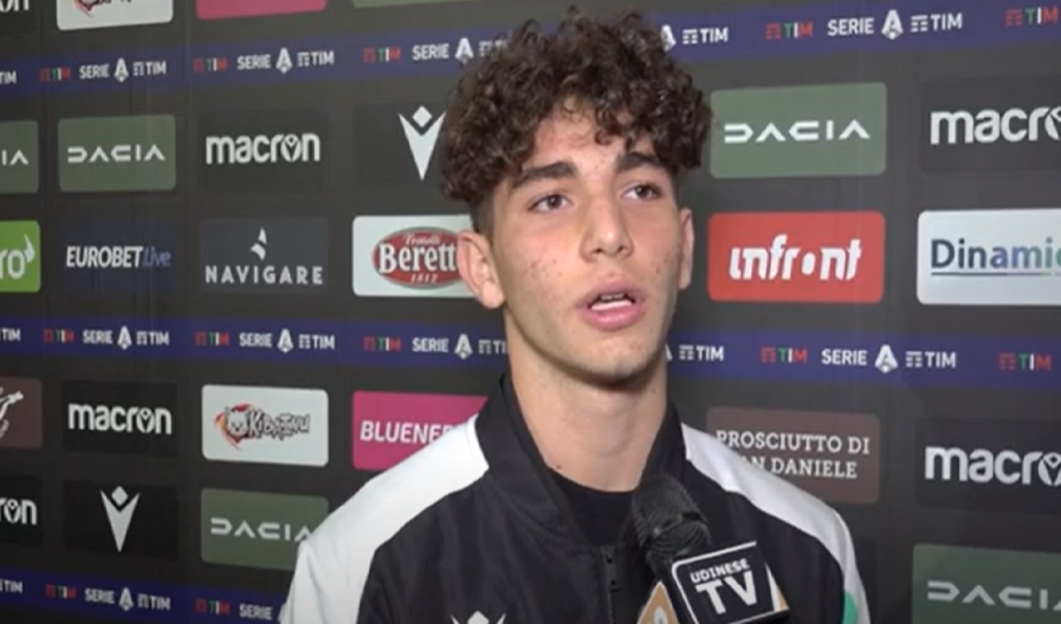 Un ragazzo coi capelli ricci neri parla in un'intervista