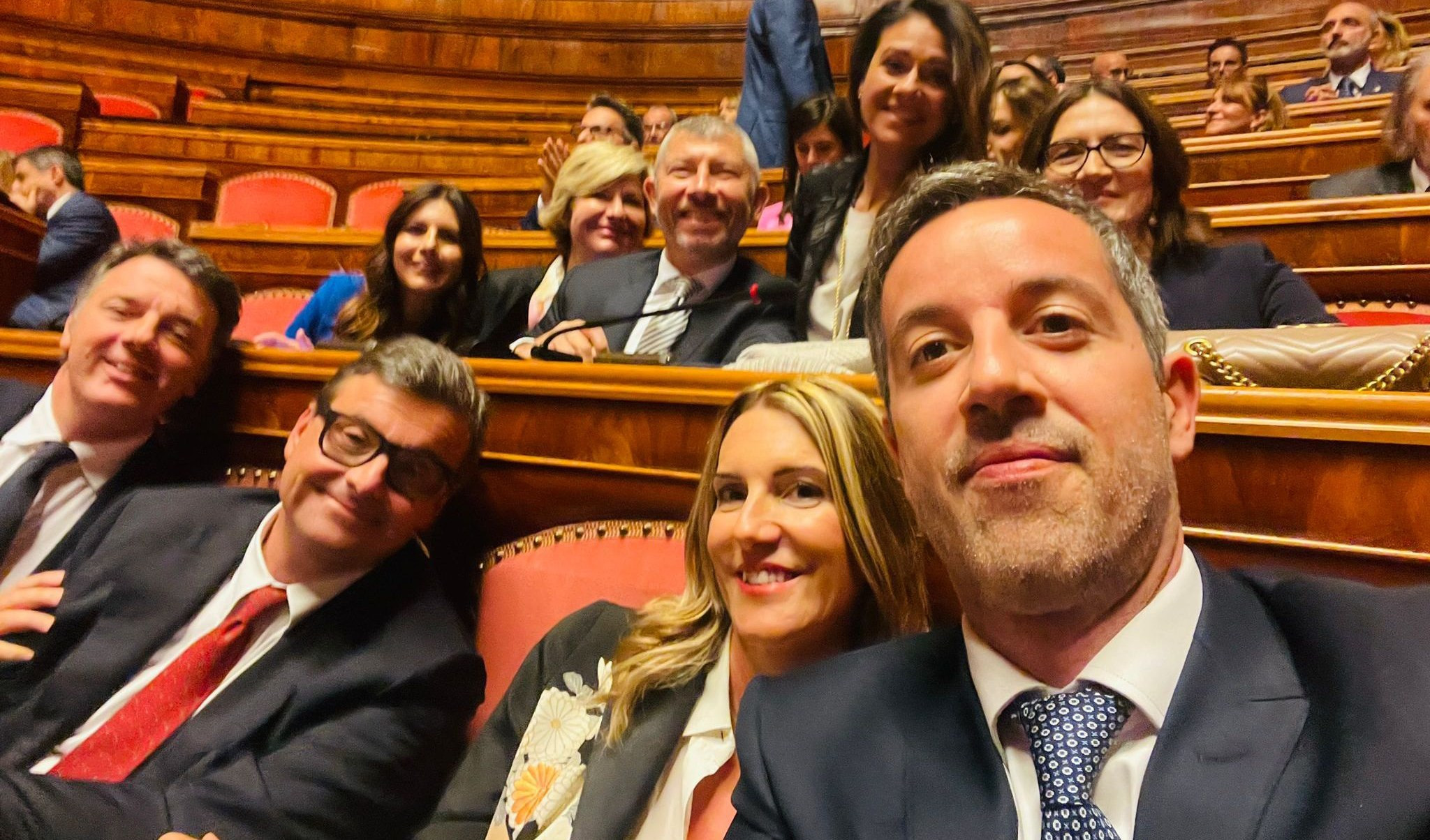 Senato, foto di gruppo di Azione-Italia Viva con la Paita, Renzi e Calenda