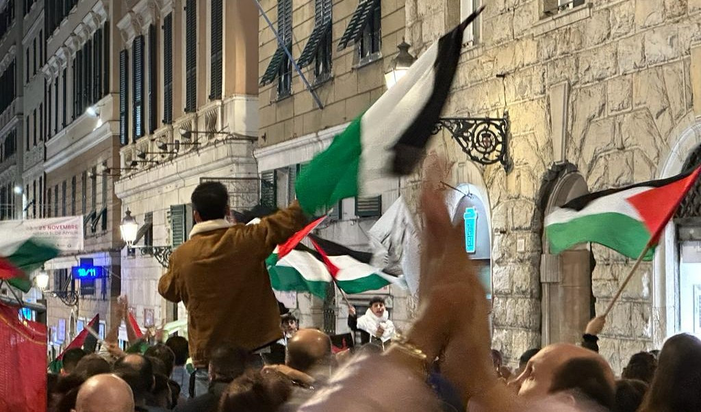 Nuova fiaccolata pro-palestina a Genova