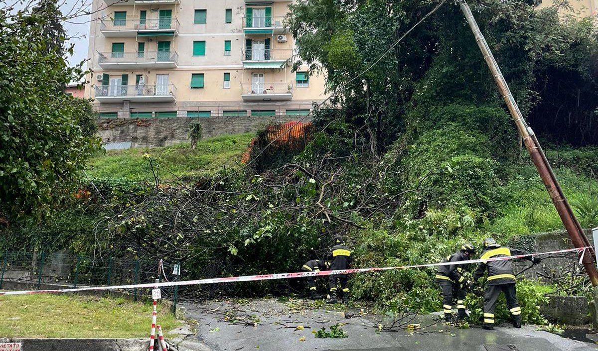 Frana a Pontedecimo, in via Val D'Astico. Strada riaperta a senso unico alternato