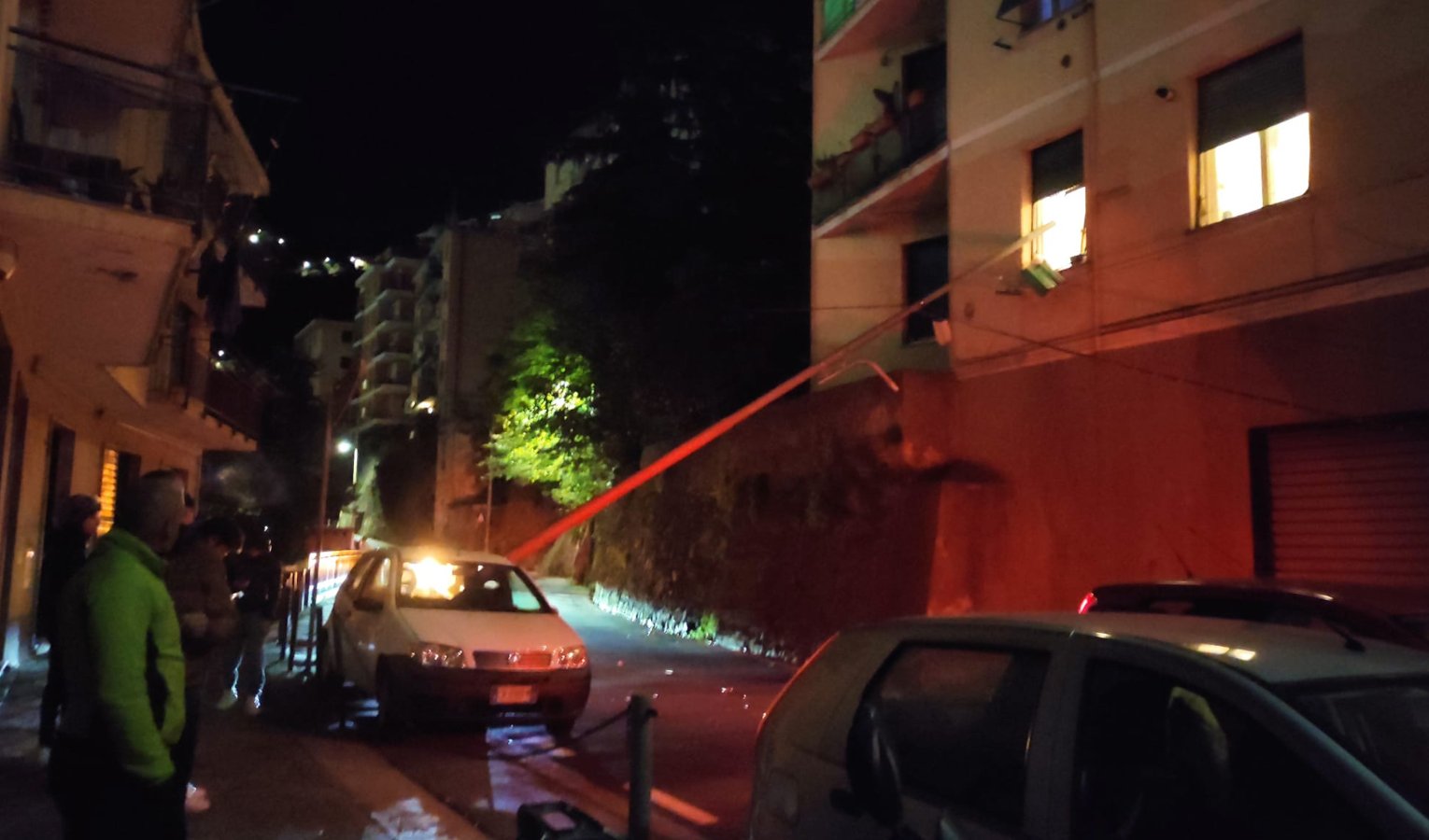 Genova, camioncino abbatte palo della luce che finisce su una finestra