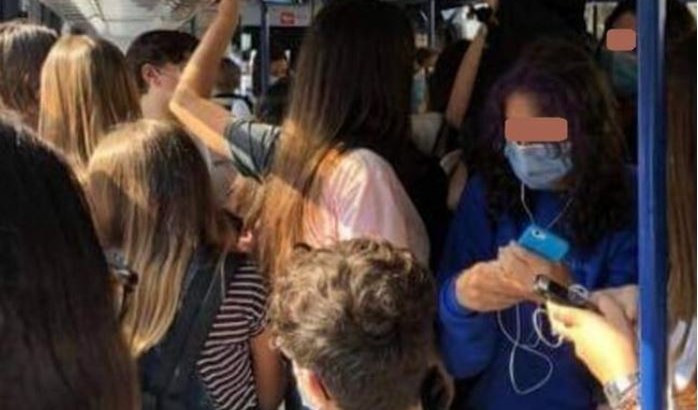 Ragazzina fa video e incastra il maniaco che la palpeggia sul bus