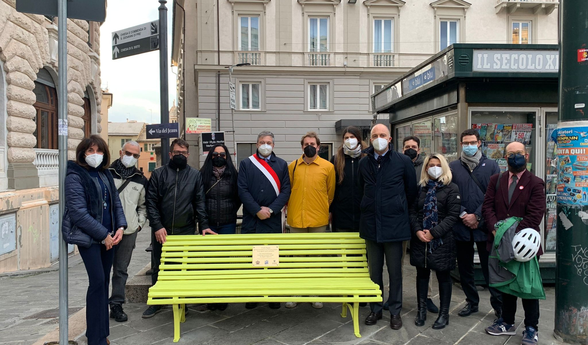 L'Università di Genova dedica una panchina gialla a Giulio Regeni