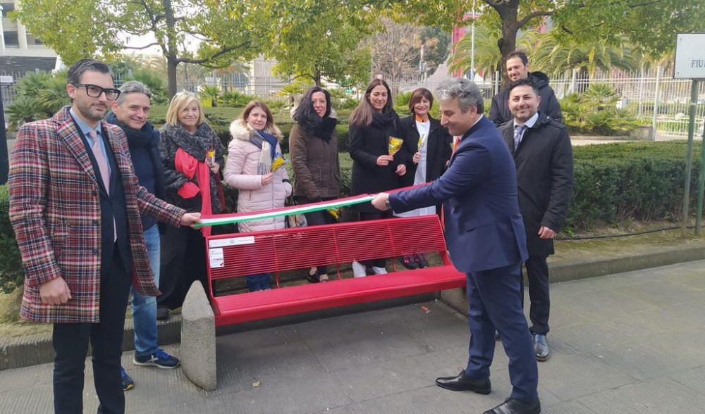 Genova, una nuova panchina rossa contro la violenza sulle donne 