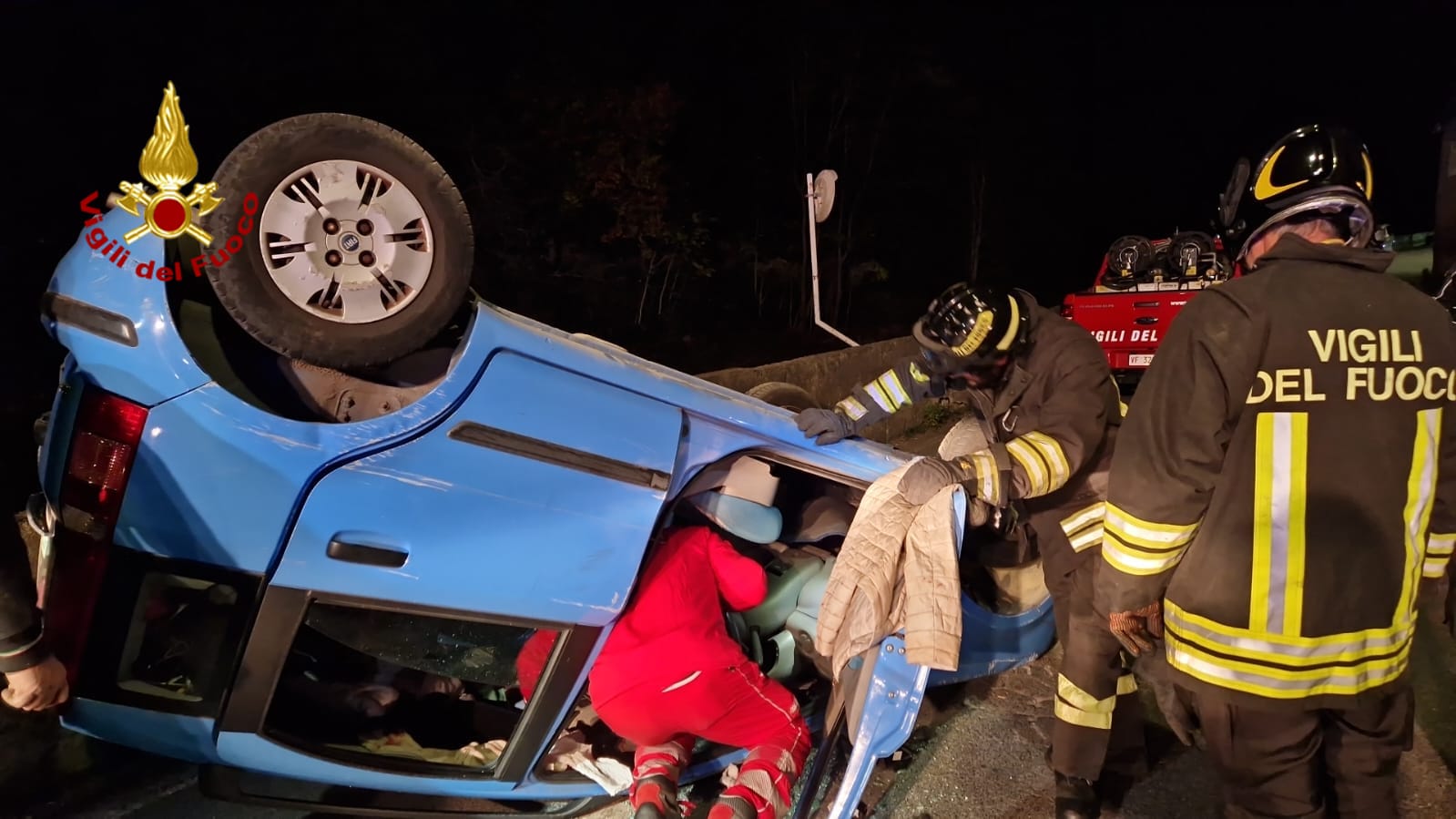 Auto cappottata a Varazze, salvata una persona incastrata