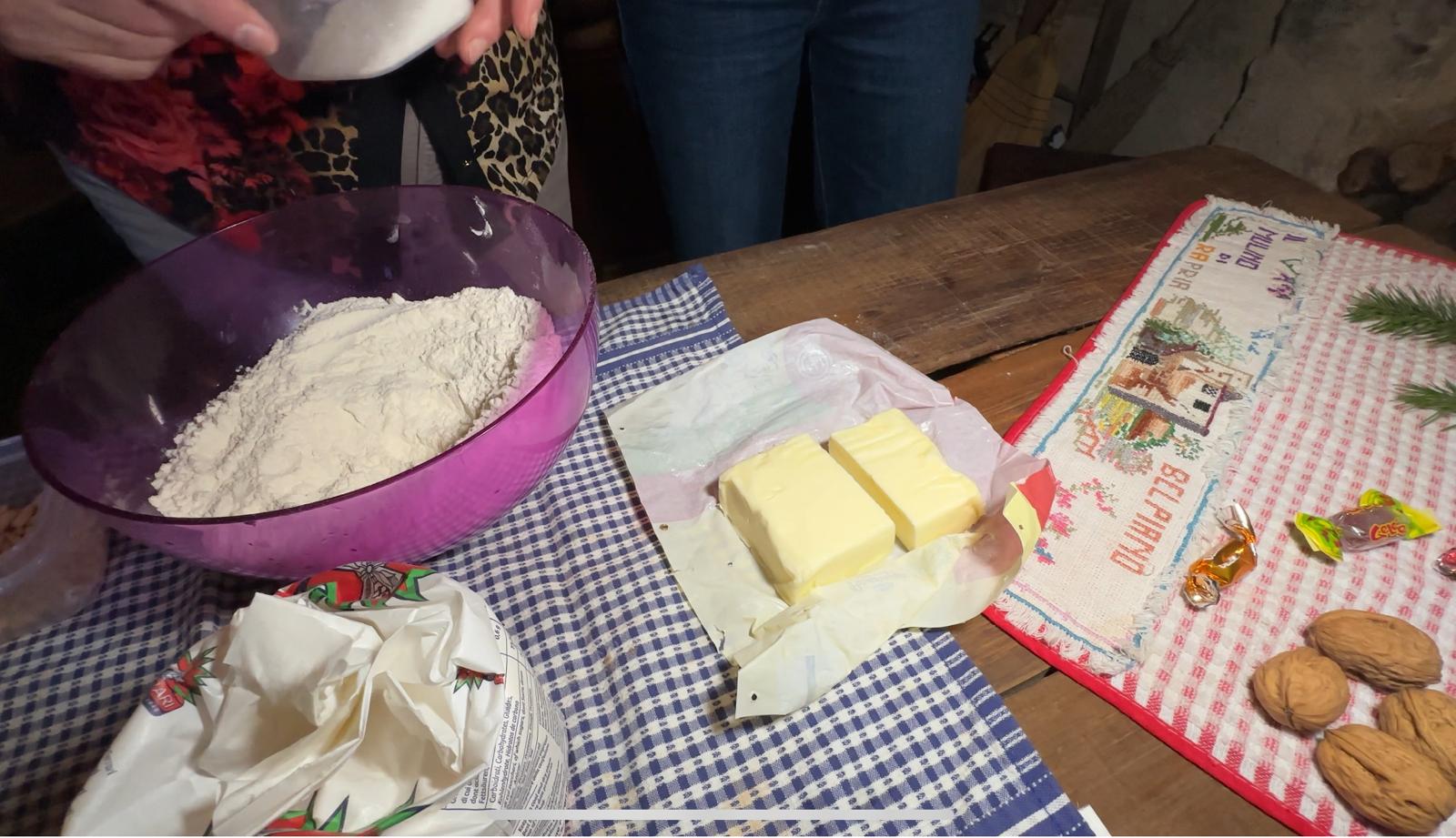 Ingredienti su un tavolo per una ricetta