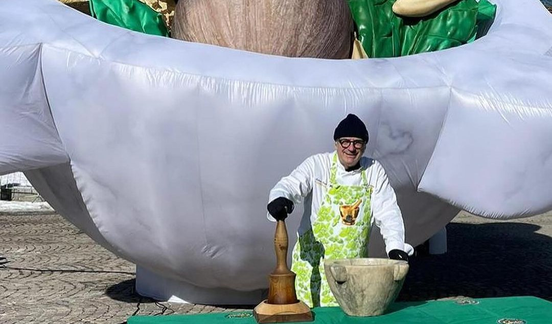 La storia dietro all'antico mortaio gigante di Roberto Panizza: 