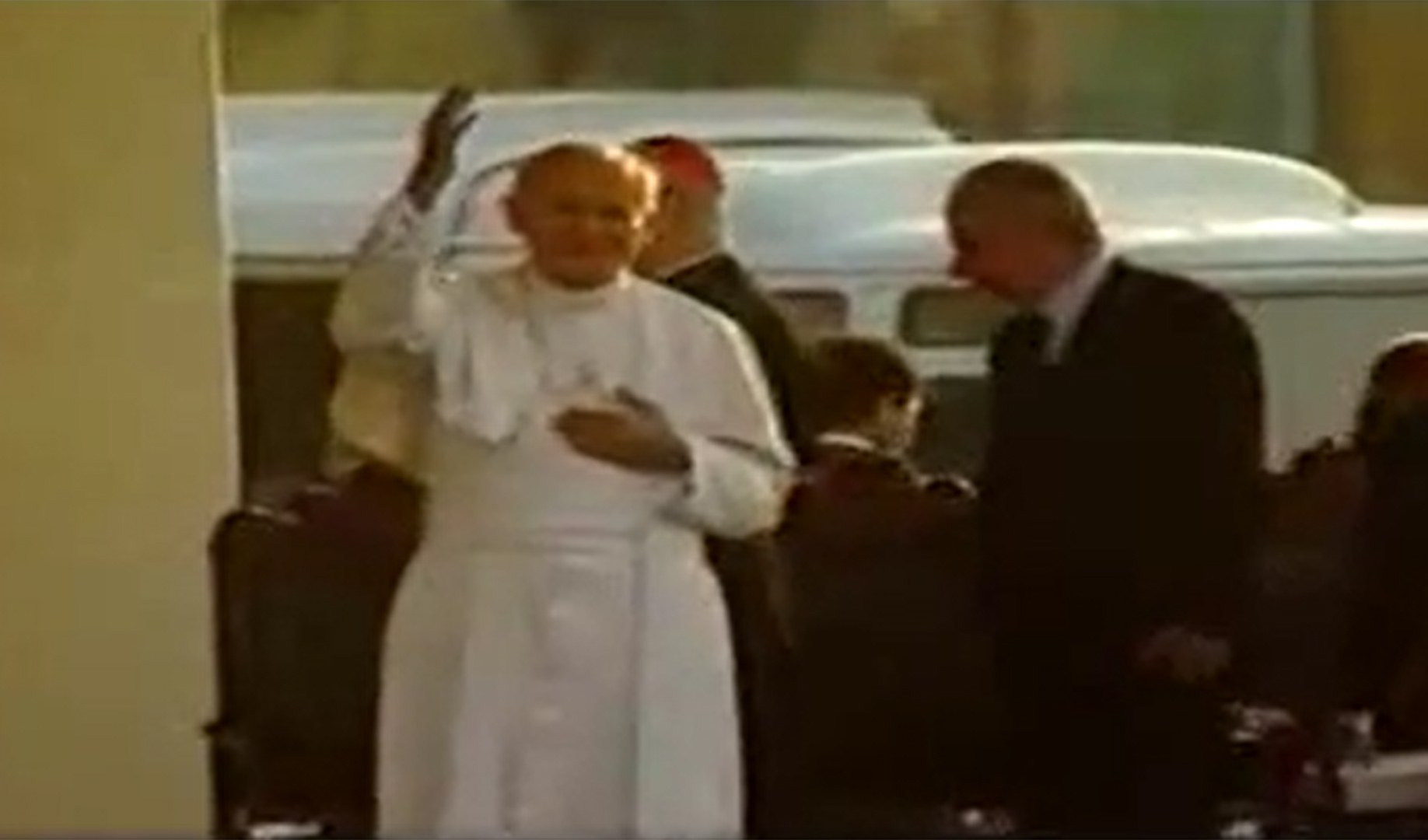 papa francesco in visita all'ilva di genova