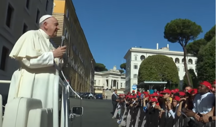 Il Papa benedice i cresimandi in genovese: 