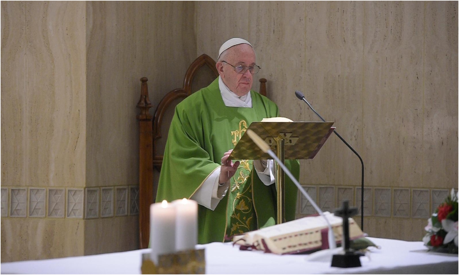 Papa Francesco durante la celebrazione di una messa a Santa Marta