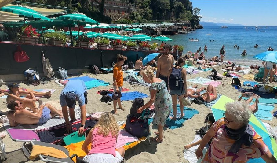 INCHIESTA (13) - A Paraggi la mini spiaggia libera dei record, caccia al posto