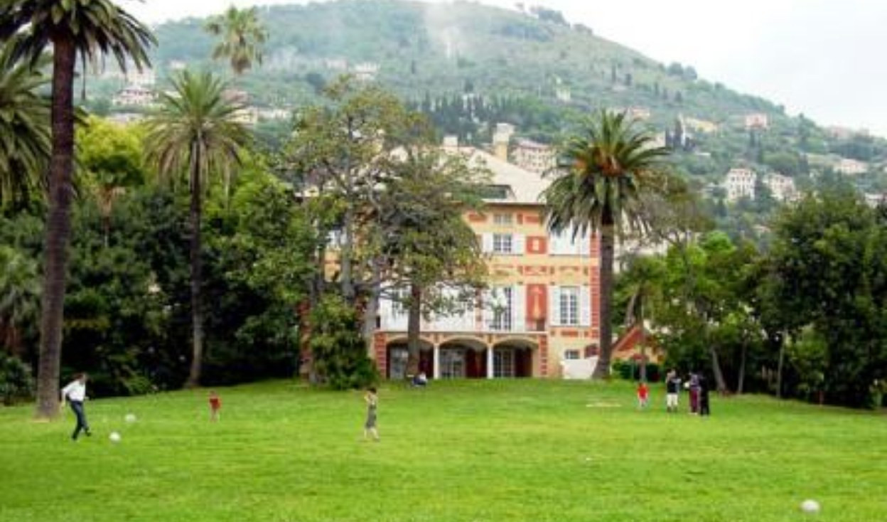 Nascosto dietro a un albero ai parchi di Nervi fotografa le parti intime delle ragazze: denunciato