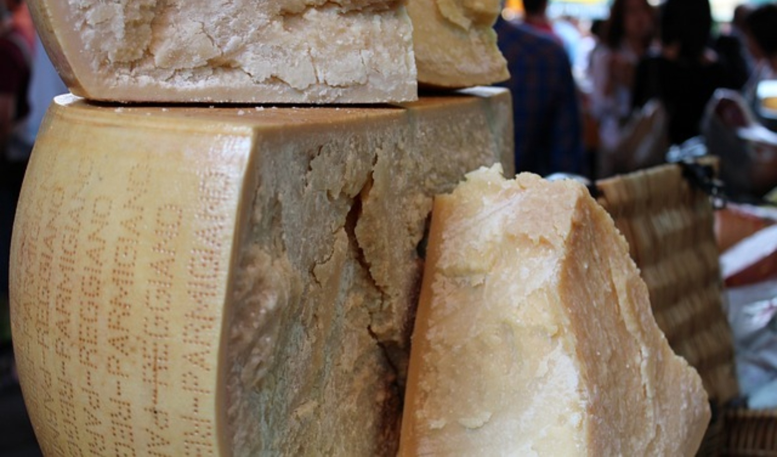 Genova, ruba da supermercato e scappa con 21 pezzi di formaggio