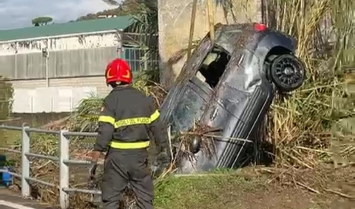 A Luni esonda il Parmigliola, un’auto inghiottita 