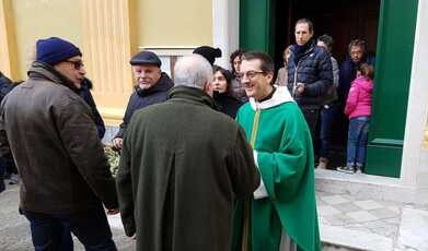 Diocesi sospende parroco pro famiglie arcobaleno, la replica: 