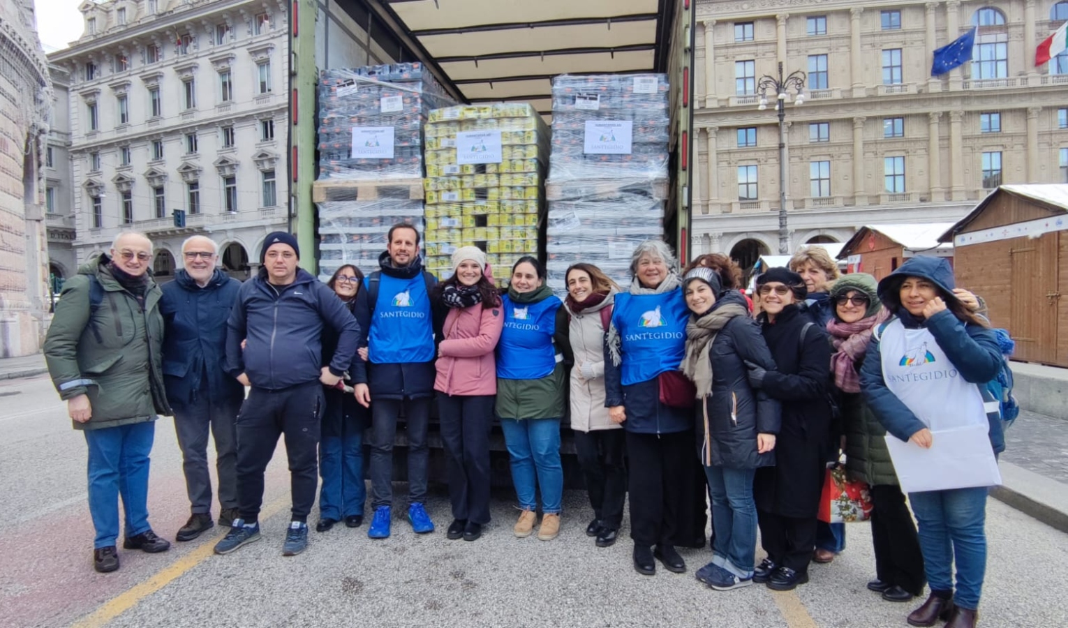 gruppo di persone danti a tir aperto