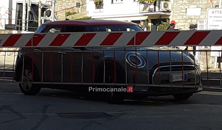 Bogliasco, auto bloccata nel passaggio a livello: treni costretti a rallentare