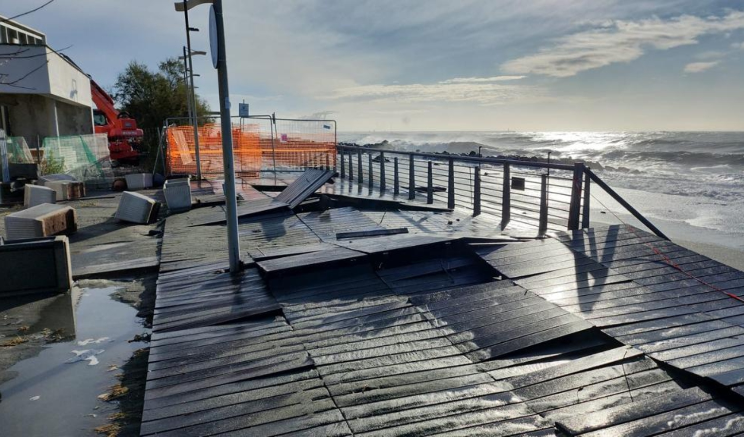 Mareggiata, le onde danneggiano la passeggiata di Voltri