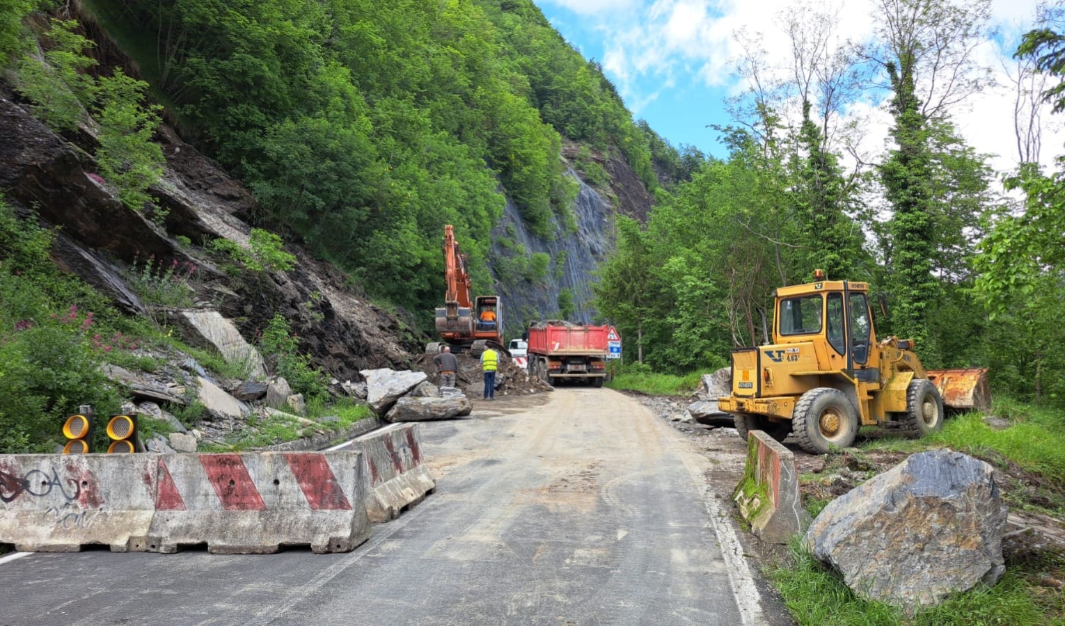 Frana al passo della Scoglina, strada riaperta a senso unico alternato