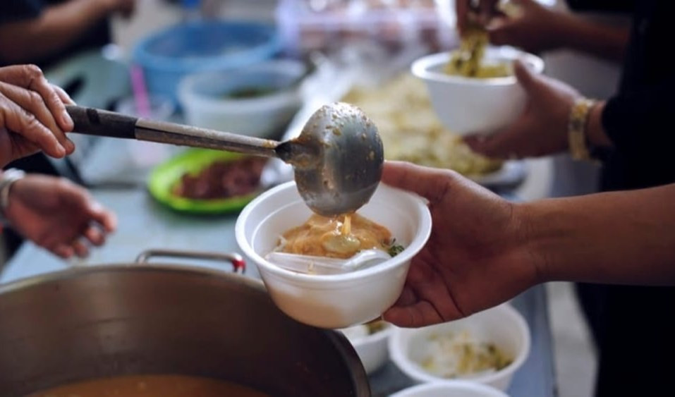 Poveri alla mensa in attesa di un pasto caldo Un pasto caldo alla mensa dei poveri