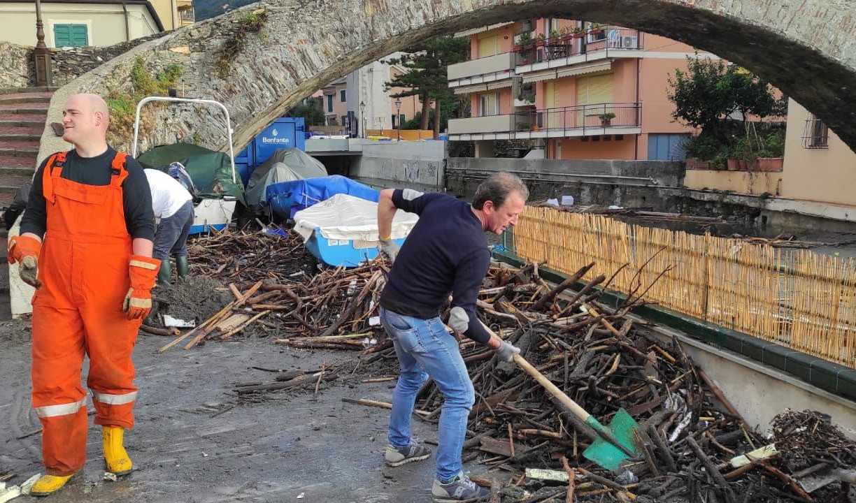 A Bogliasco spala anche il sindaco Pastorino per un ritorno alla normalità