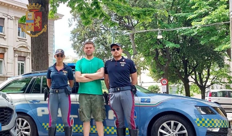 Inizia il travaglio in autostrada, la polizia stradale la scorta in mezzo al traffico